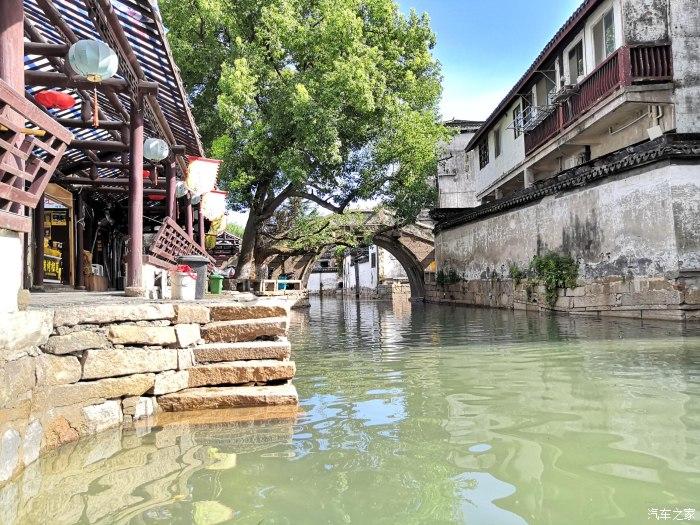 广州白云山景区玩飞索被困高空派出所回应紧急救援措施
